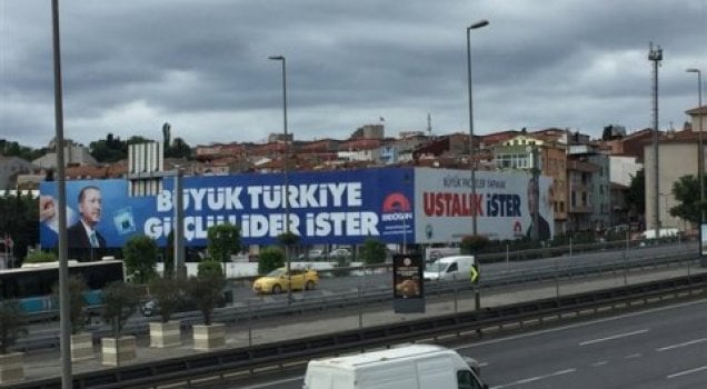 AKP'li belediye yasağa rağmen afişlerini indirmedi