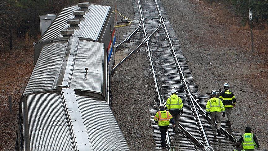 Tren raydan çıktı: 871 ton petrol nehre aktı