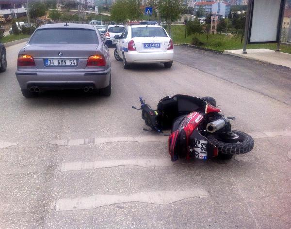 Devrilen motosikletin kasksız sürücüsü ağır yaralandı