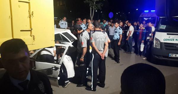 Park halindeki kamyona çarpan otomobilin sürücüsü öldü