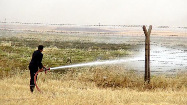 Nusaybin'in Suriye sınırındaki mayınlı alanda yangın çıktı