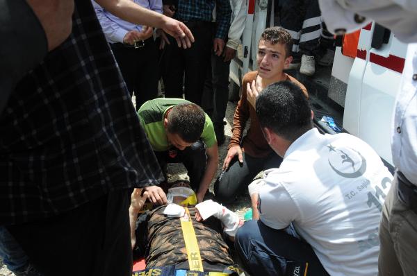 Otomobil Zap Suyu'na uçtu, 4 kişilik aileyi vatandaşlar kurtardı