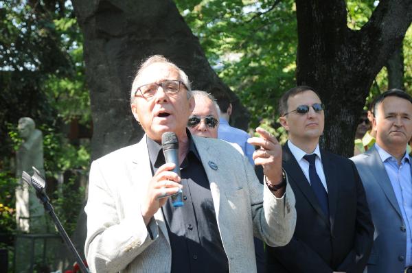 Nazım Hikmet ölümünün 52.yılında Moskova'daki mezarı başında anıldı