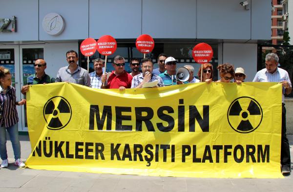 Nükleer karşıtları, raporun gizlenmesini protesto etti