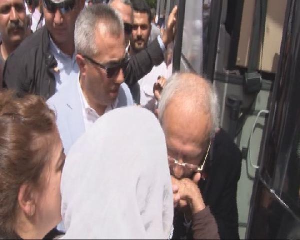 Kılıçdaroğlu, halasının elini öptü, duasını istedi