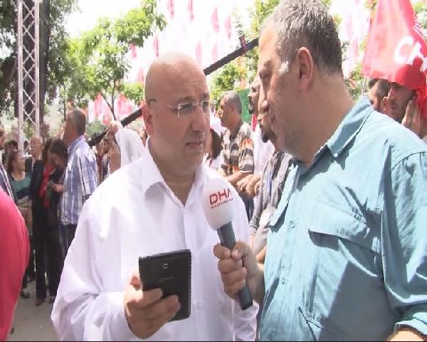 Miting alanında anket yapıp, Kılıçdaroğlu'na veriyor