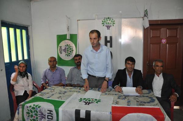 Çukurca'da Ak Parti'den istifa eden 9 kişi HDP'ye geçti