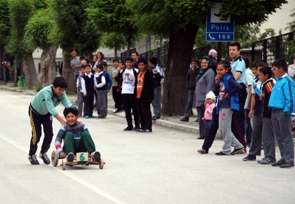 Çocuklar tornetlerle yarıştı