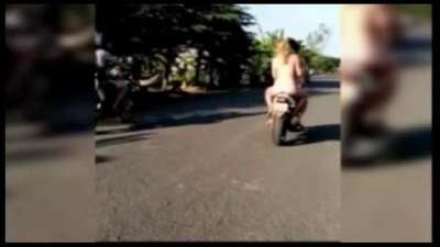 Motosiklete çırılçıplak binen turistler sınırdışı edildi