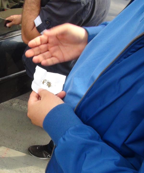 Cep telefonu  kapağının altında toz esrar bulundu