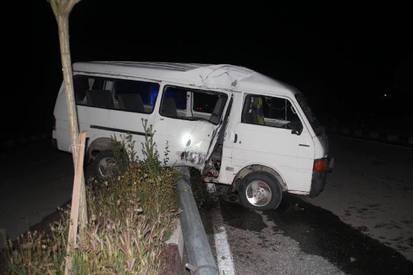 Minibüs açık bırakılan rögara girdi: 1 yaralı
