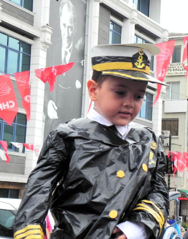 Çevre haftasında öğrencilerden atık poşetli, pet şişeli defile