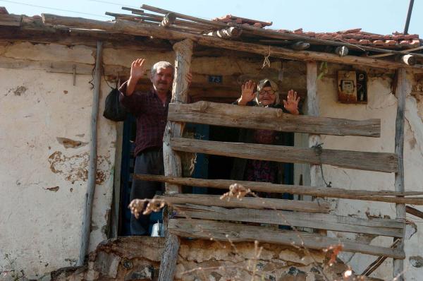 Yaşlı çift, 266.6 lirayla 1 ay geçiniyor
