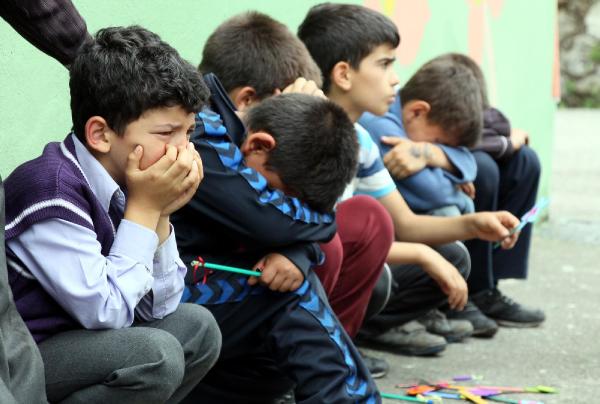 Bisiklet için ağlayan madenci çocuklarına belediyeden bisiklet