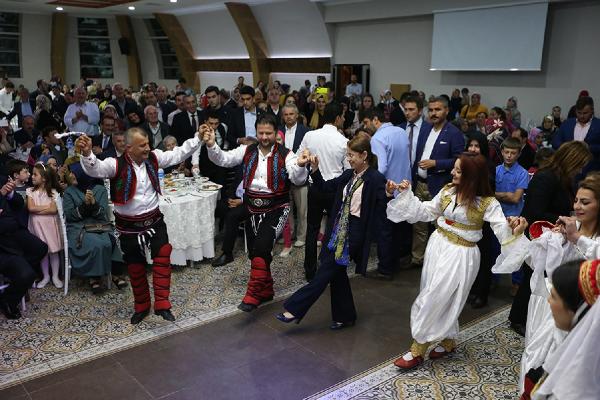 Bakan İslam, göçmenlerle 'Damat oyunu' oynadı