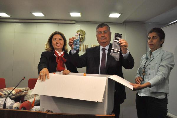 CHP'li Keskin'den Bakan Zeybekci'ye hediye paketi eleştirisi