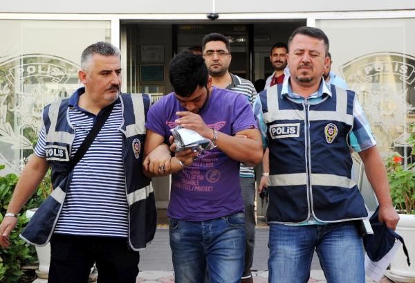Sahte dövizle 3 kişiyi 27 bin TL dolandırdı