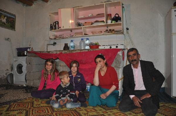7 kişilik ailenin toprak evde yaşam mücadelesi