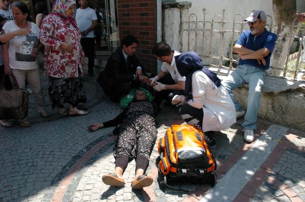 Kaçak içki satan kadın, polisi görünce bayıldı