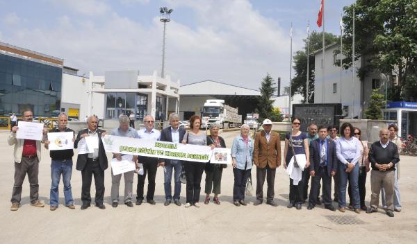 Çevrecilerden sunta fabrikasına kirlilik protestosu