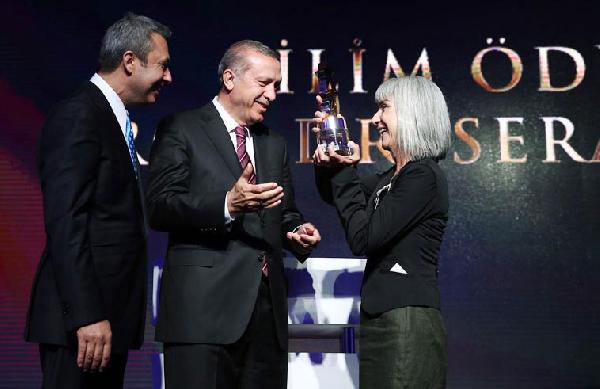 Ödülü aldı, huzurevine koştu