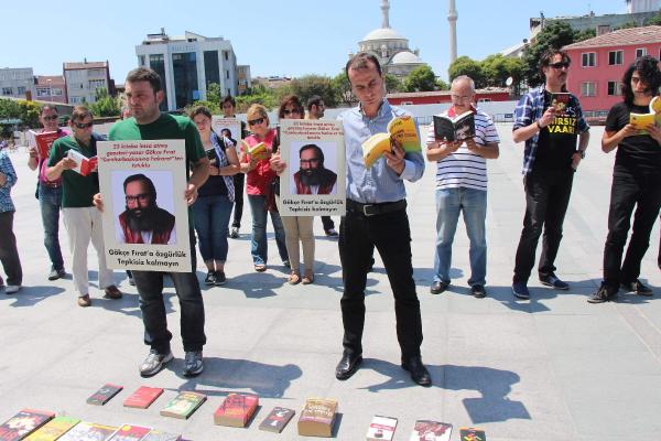 Adliye önünde kitap okuma tartışması
