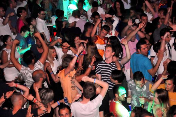 Yüzer disko 'Clup Catamaran' sezonu açtı