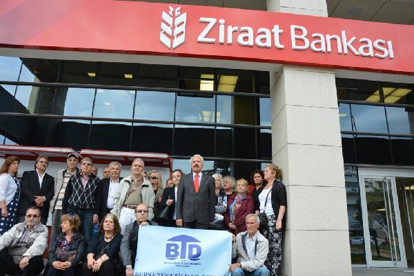 Banka önünde 'Dosya masrafı' eylemi