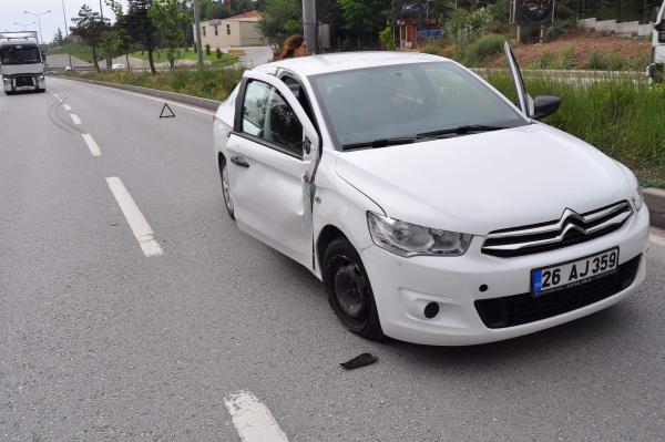 CHP adayı Çakırözer'in otomobiline kamyonet çarptı