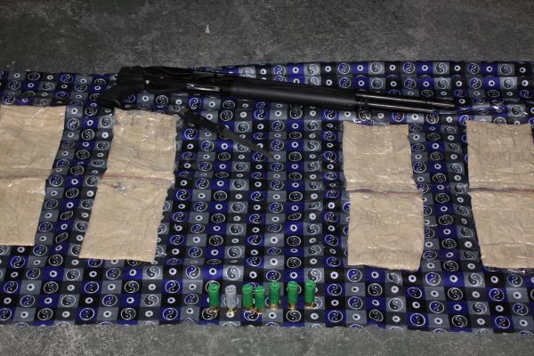 Kumaş rulosuna gizlenen 4 kilo eroin ele geçirildi