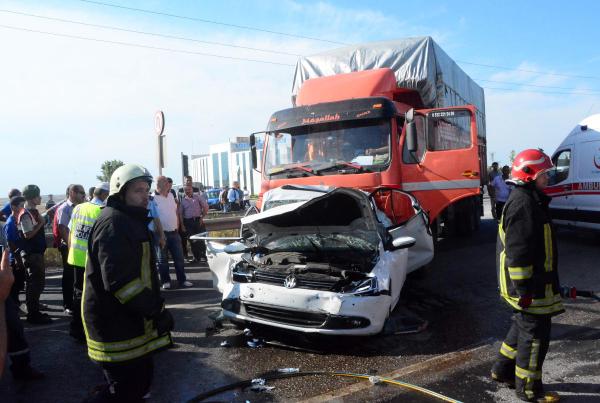 Kamyon, kavşakta bekleyen otomobillere çarptı: 4 yaralı