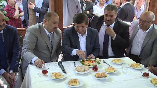 Davutoğlu, taksicilerle menemen yedi