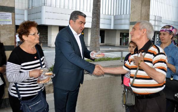 CHP Milletvekili adaylarından İzmirli'lere kahvaltı sürprizi