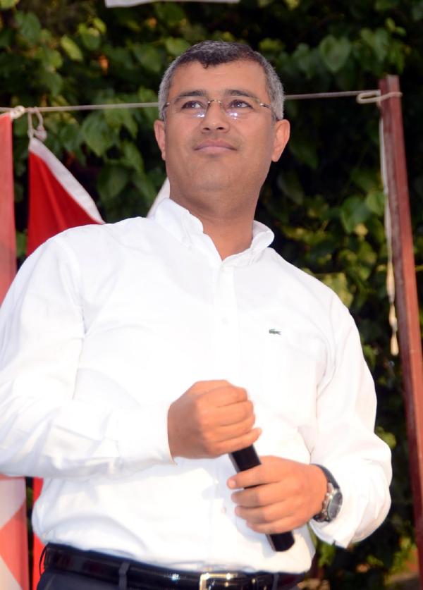 Bodrum'da tavalı, süpürgeli miting