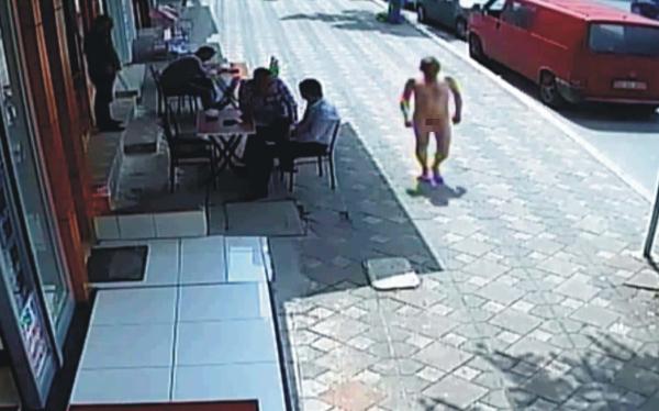 Darıca'da çırılçıplak dolaşan adamı dövüp polise teslim ettiler