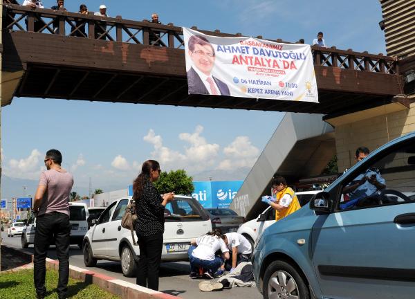 Üst geçidi kullanmadı canından oldu