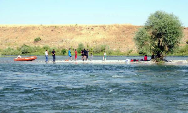 Baraj kapakları açılında Dicle Nehri'ndeki adacıkta mahsur kaldılar
