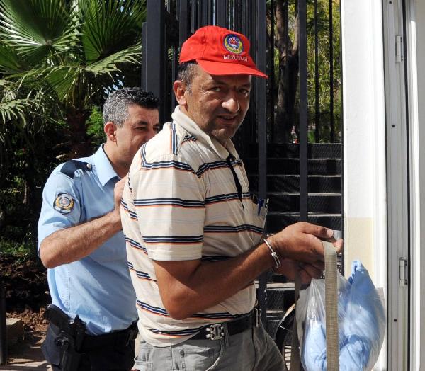 Başbakan Davutoğlu'nun afişleri yırtıldı; 1 kişi gözaltında