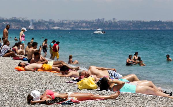 Antalya'da sahiller doldu taştı