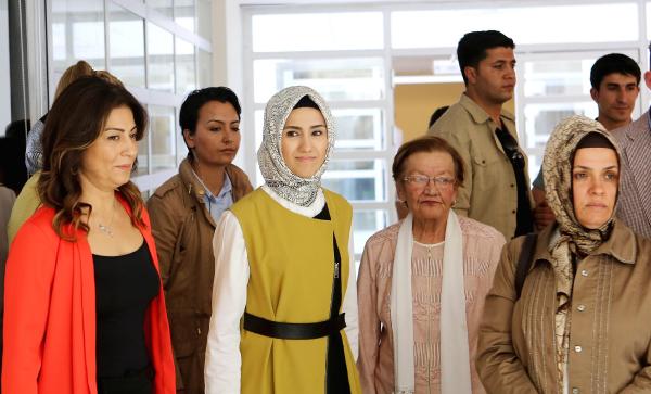 Sümeyye Erdoğan, Antalya'da engelli rehabilitasyon merkezini ziyaret etti