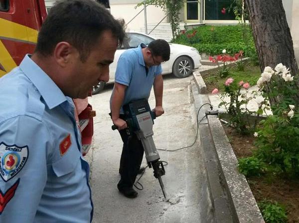 İtfaiyeden yavru kedi operasyonu
