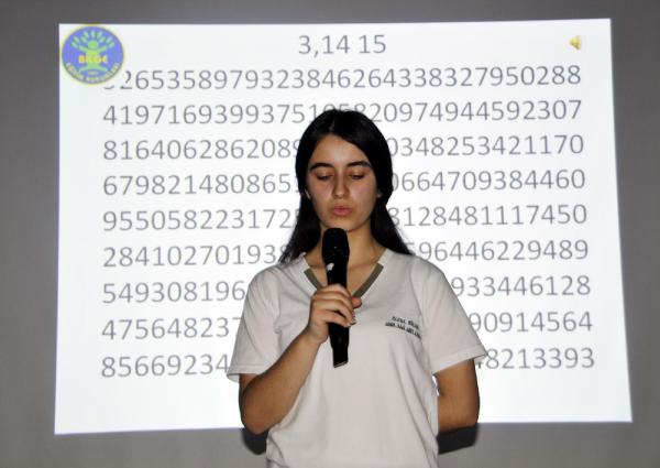 Pi sayısında virgülden sonraki 1100 rakamı ezberleyerek, rekoru kırdı