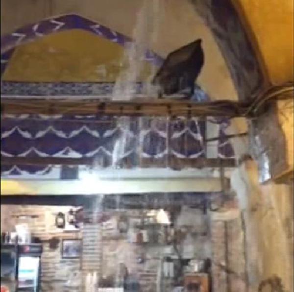 Kapalıçarşı'yı su bastı, zabıta aracı mahsur kaldı