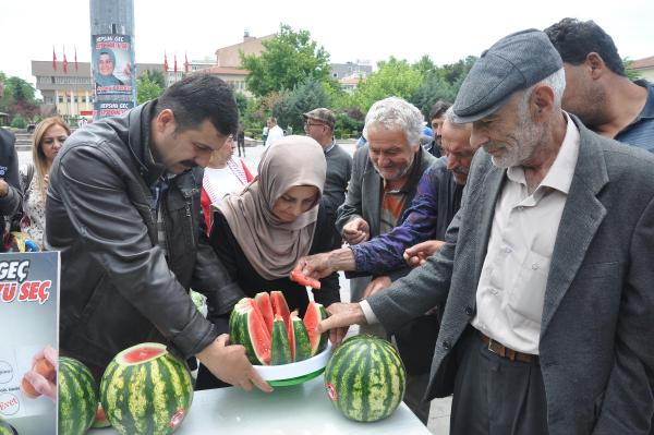 Bağımsız adaydan seçmenlere kapruz ikramı