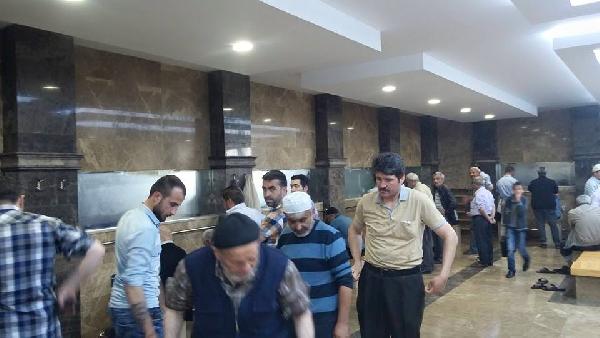 Camide ilk namazı kılıp selfie yaptılar