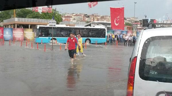 Üsküdar Meydanı göle döndü