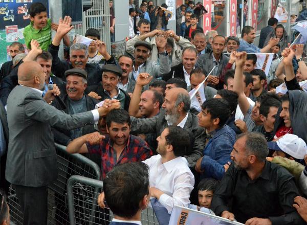 Bağımsız aday seçmenlerle birlikte ıslandı