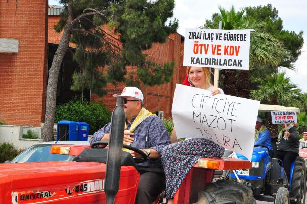 Köylü kıyafetli CHP'lilerden traktör konvoyu