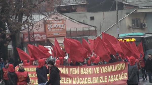 Kapı ve çelik plakalı duvarların kırıldığı operasyon polis kamerasında