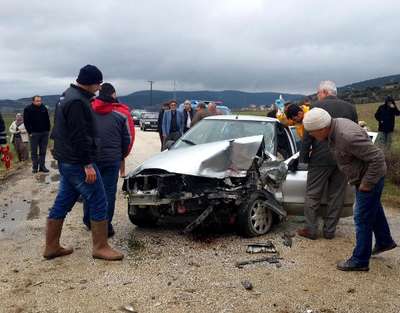 Burdur'da imam ve muhtarın otomobili çarpıştı: 6 yaralı